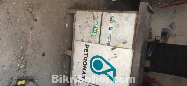 দোকানের ক্যাশ টেবিল